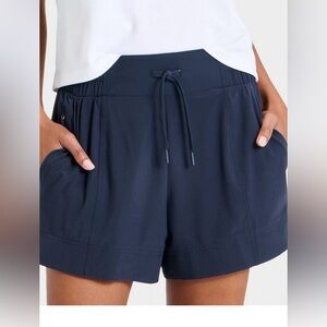 All in motion mid rise 4” shorts with drawstring size Medium in NAVY